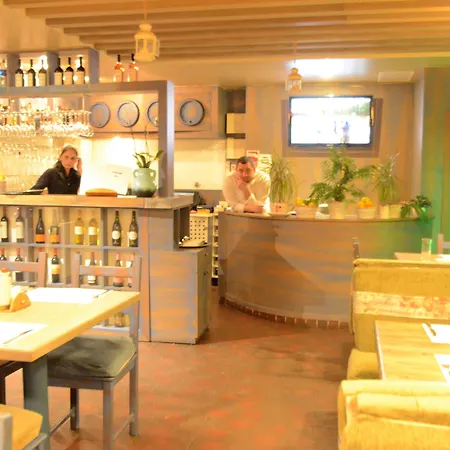 Ξενοδοχείο με διαμερίσματα Mosilor